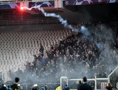 Σοβαρά επεισόδια στον αγώνα ΑΕΚ-Αγιαξ: Μολότοφ, κροτίδες και επέμβαση από τα ΜΑΤ - Αγριες συγκρούσεις (φωτό, βίντεο)